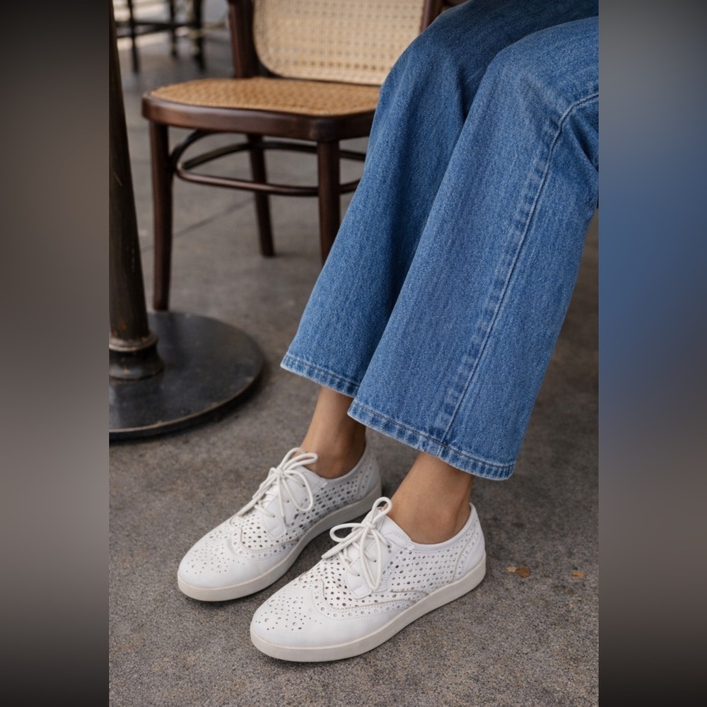 Leather Primadonna NWT White lace-up shoes Perforated Shoes size 9 (40EU).